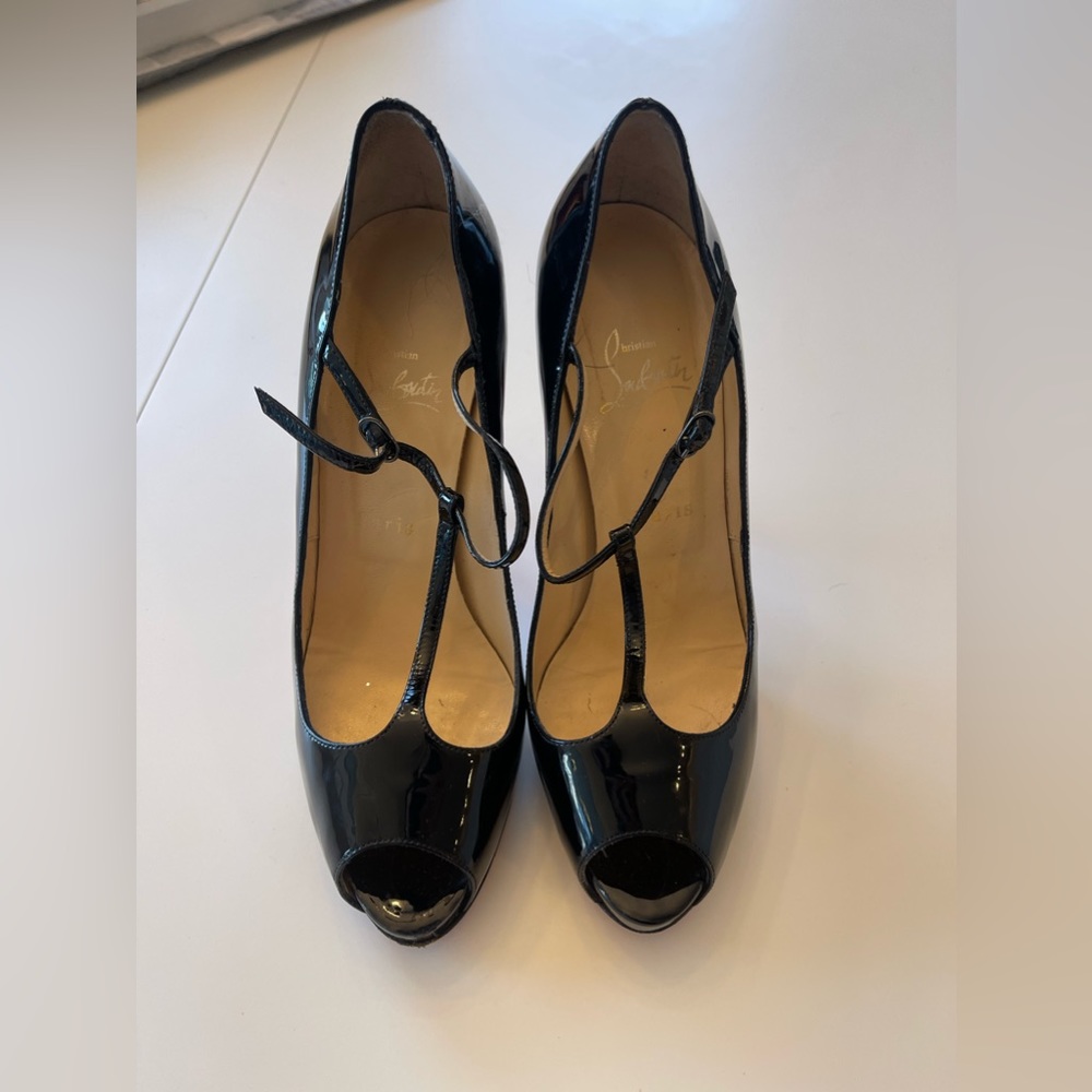 Christian Louboutin Señora Black Patent Leather Peep Toe T-strap Heels 38.5 EUC